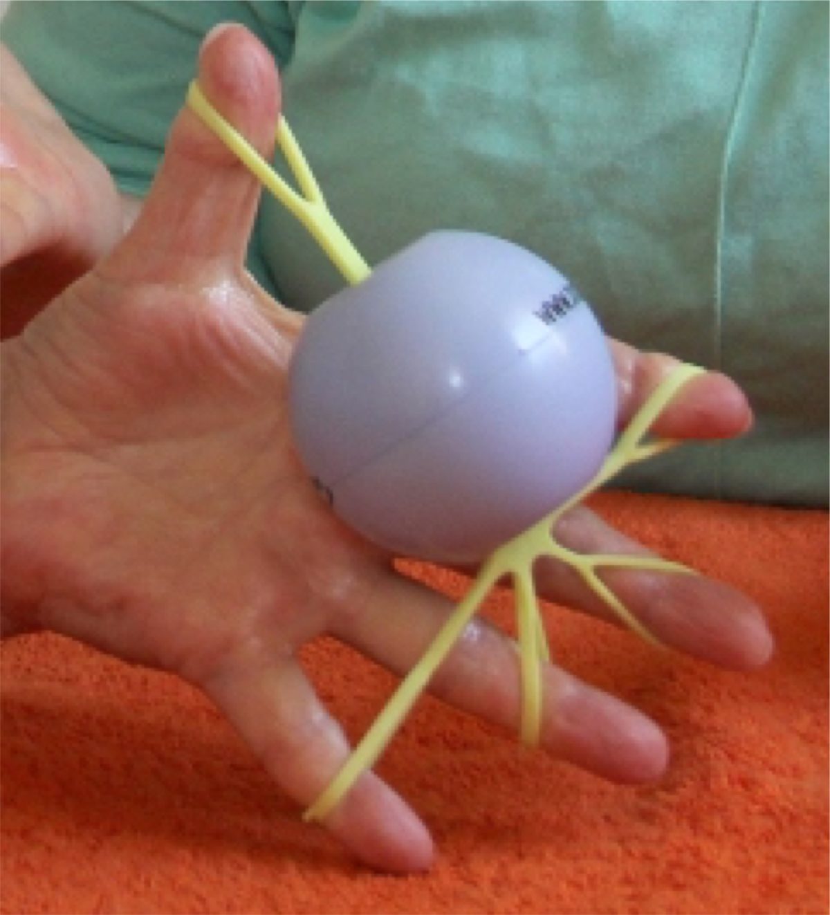 Hand mit Ball und Gummizügen