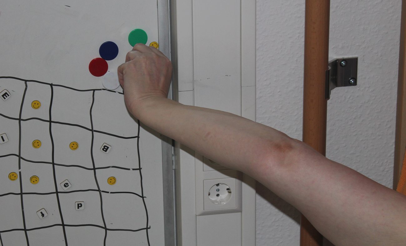 Der Arm greift nach oben zu den Magneten