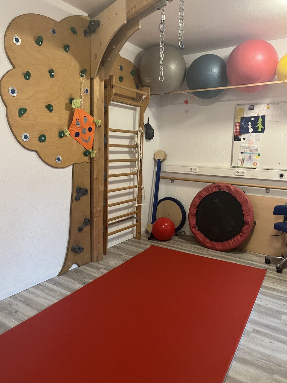 Kinderraum mit Motorikbogen und Spielmaterial