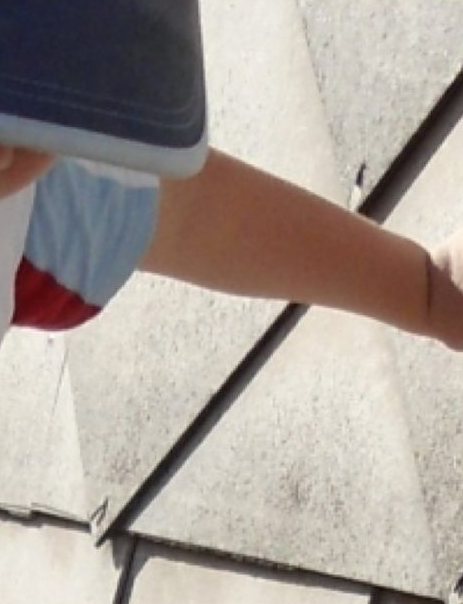 Kind stützt sich mit der Hand an einer Wand ab